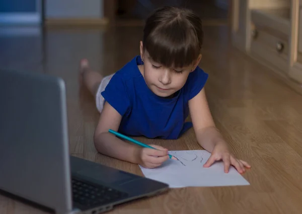 Online Onderwijs Afstand Amuzing Meisje Studeert Thuis Doet Huiswerk School — Stockfoto