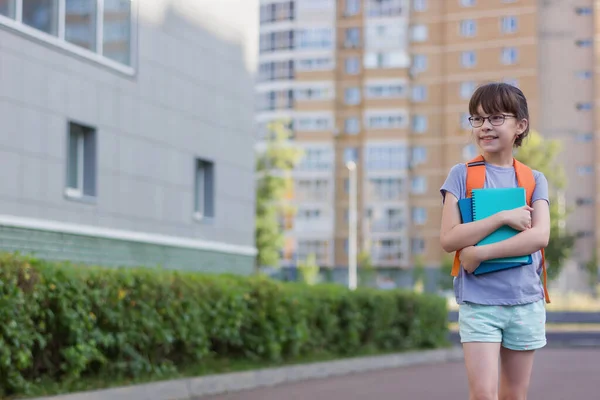 Begin Van Het Schooljaar Gelukkig Schoolmeisje Buiten — Stockfoto