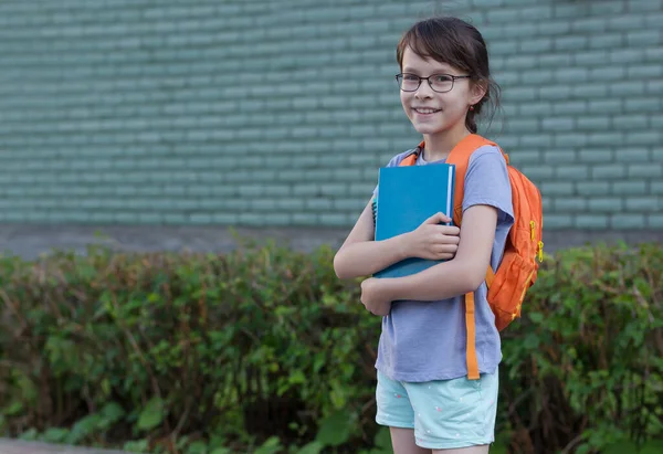 Niño Feliz Vuelta Escuela Niña Escolar Llevar Mochila Alumno Primaria —  Fotos de Stock