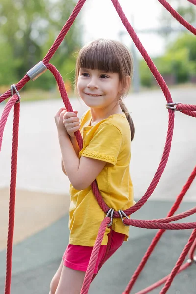 Симпатичная Девушка Залезает Сетку Детской Площадке — стоковое фото