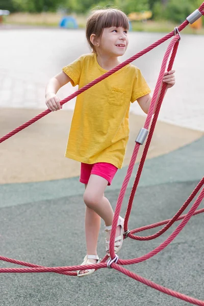 Gadis Tahun Yang Manis Dengan Kaos Kuning Taman Bermain — Stok Foto