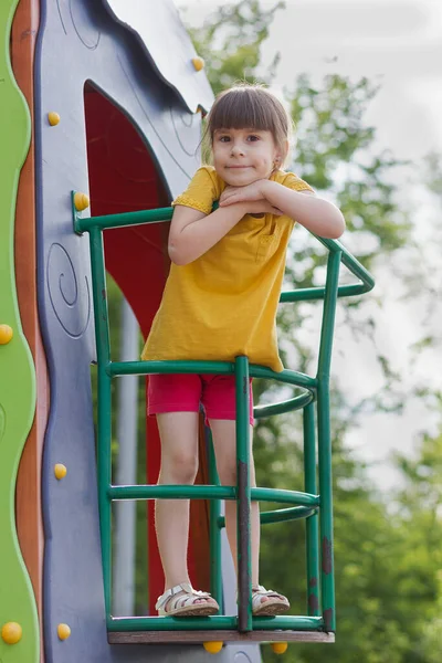 Летняя Девочка Стоящая Балконе Игрушечного Домика — стоковое фото
