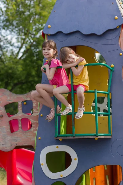 Две Девочки Сидят Балконе Игрушечного Дома — стоковое фото