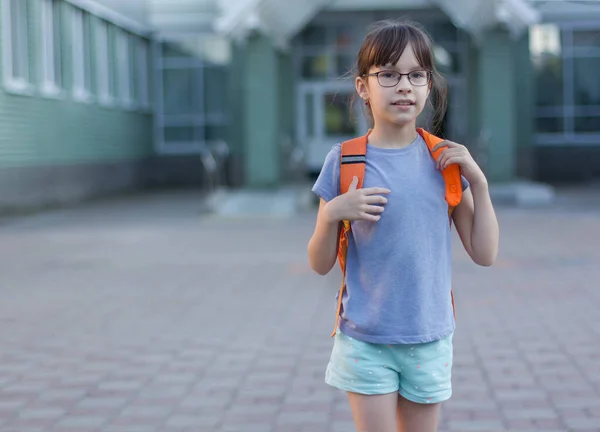 Schattig Gelukkig Schoolmeisje Met Rugzak Verlaten Van School — Stockfoto