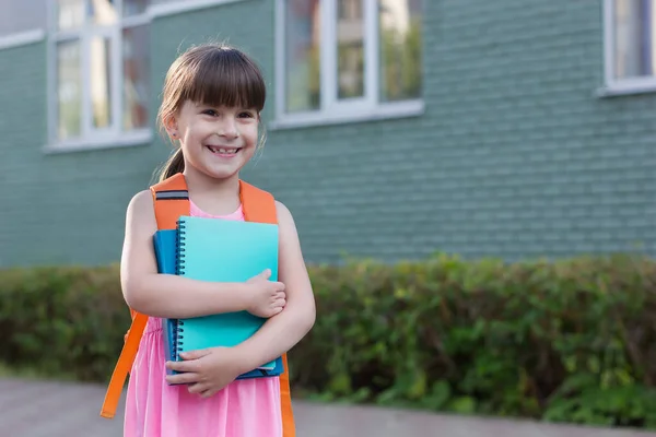 Portret Van Een Glimlachend Schoolmeisje Met Boeken Geïsoleerd Een Schoolachtergrond — Stockfoto