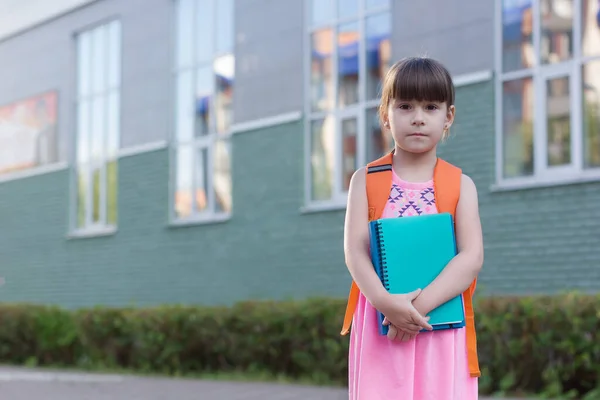 Schattig Klein Schoolmeisje Met Rugzak Met Notitieboekjes Binnenplaats — Stockfoto