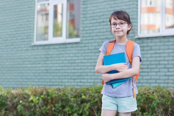 Feliz Colegiala Vuelta Escuela Retrato Niño Adorable Con Mochila Cuaderno —  Fotos de Stock