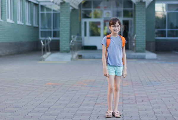 Sırt Çantalı Mutlu Kız Okula Gidiyor — Stok fotoğraf