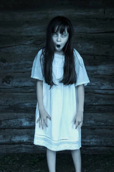 Страшная Девушка Призрак Длинными Черными Волосами Открывает Рот Изолирован Темном — стоковое фото