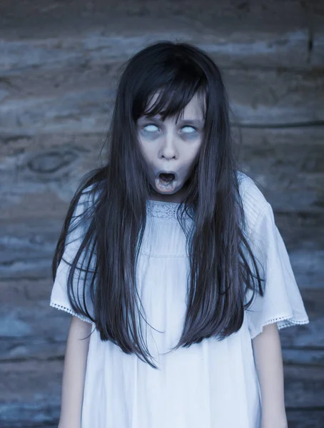 Страшная Тема Хэллоуина Дьявол Длинными Черными Волосами Белыми Глазами Открывает — стоковое фото
