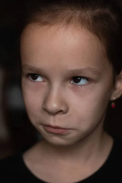 Fechado Retrato Menina Surpreso Isolado Fundo Preto — Fotografia de Stock