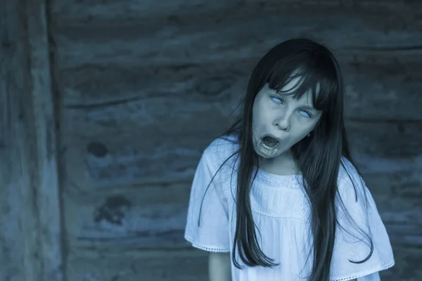 Przerażający Motyw Halloween Horror Diabeł Dziewczyna Białymi Oczami Otwiera Usta — Zdjęcie stockowe