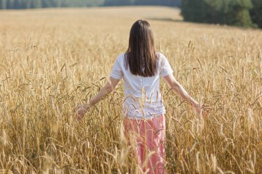 Yaz tatili, tatil ve insanların konsepti - mısır gevreği tarlasında mutlu genç kadın