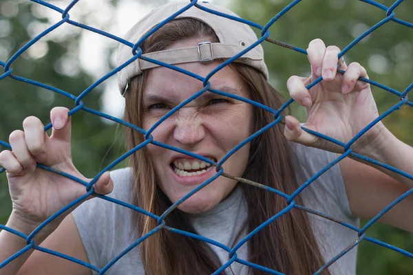 Zumbi Assustador Tampa Olha Através Rede Ferro — Fotografia de Stock