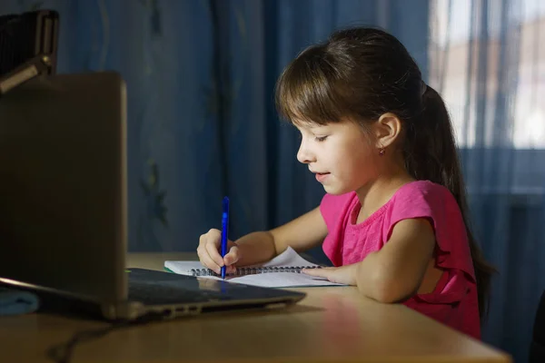 Online Onderwijs Afstand Een Schoolmeisje Studeert Thuis Schrijft Huiswerk — Stockfoto