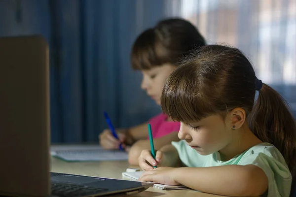 Educación Distancia Línea Dos Colegialas Estudian Casa Escriben Deberes —  Fotos de Stock