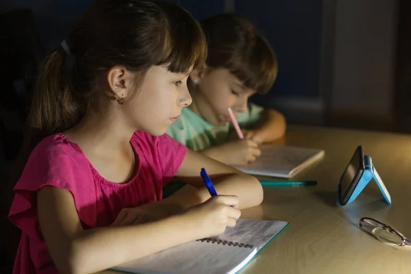 Online Onderwijs Afstand Twee Schoolmeisjes Studeren Thuis Schrijven Huiswerk — Stockfoto