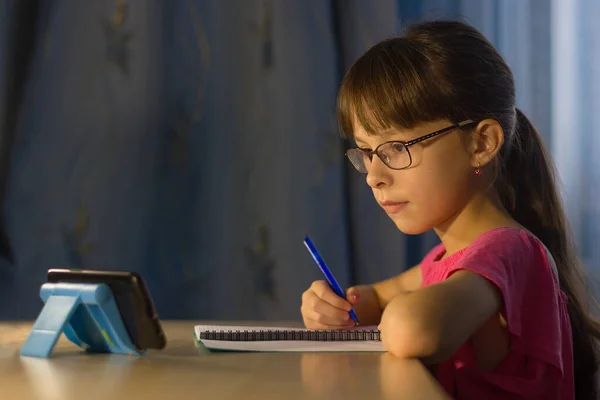 Online Onderwijs Afstand Schattig Schoolmeisje Kijkt Naar Mobiele Telefoon — Stockfoto