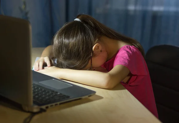 Vermoeid Kind Voor Computer Online Onderwijs Voor Kinderen Moe Verveeld — Stockfoto