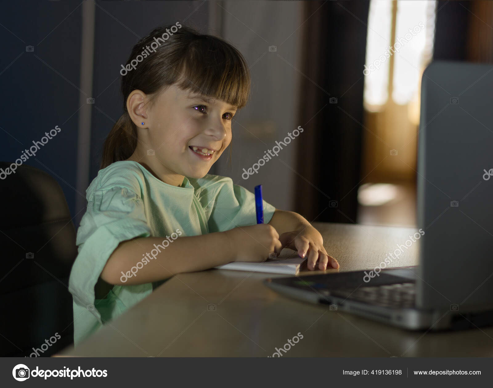 Дистанционное Обучение Счастливая Девушка Учит Английский Язык.