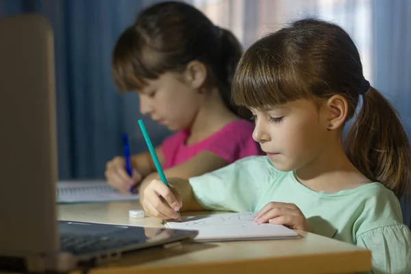 Online Onderwijs Afstand Twee Schoolmeisjes Studeren Thuis Schrijven Huiswerk — Stockfoto