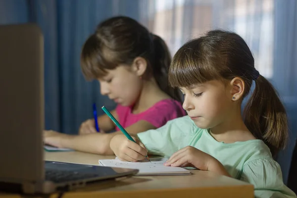 Online Onderwijs Afstand Twee Schoolmeisjes Studeren Thuis Schrijven Huiswerk — Stockfoto