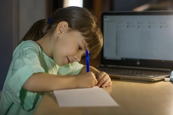 Online Onderwijs Afstand Klein Schoolmeisje Studeert Thuis — Stockfoto