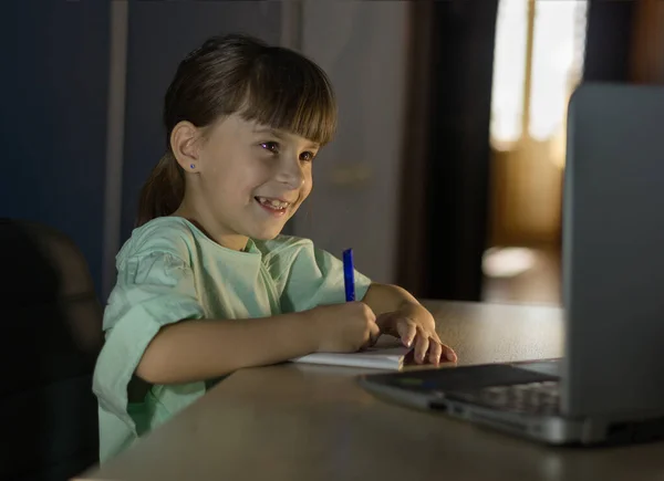 Onderwijs Afstand Gelukkig Meisje Leren Engels Taal Online Met Laptop — Stockfoto