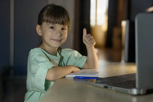 Onderwijs Afstand Gelukkig Meisje Leren Engels Taal Online Met Laptop — Stockfoto
