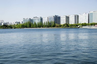 şehrin güzel göl parklarda dinlenmek