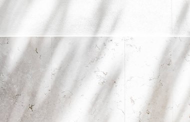 Doğal taş dokusu, gölgeli beyaz duvar.