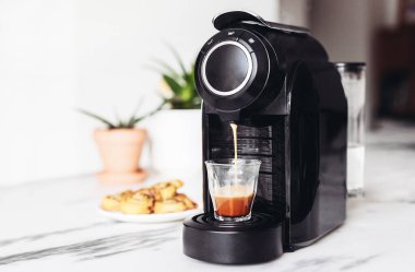 Espresso yapma süreci ve taze tarçınlı kahve makinesi. Basit bir kahvaltı.