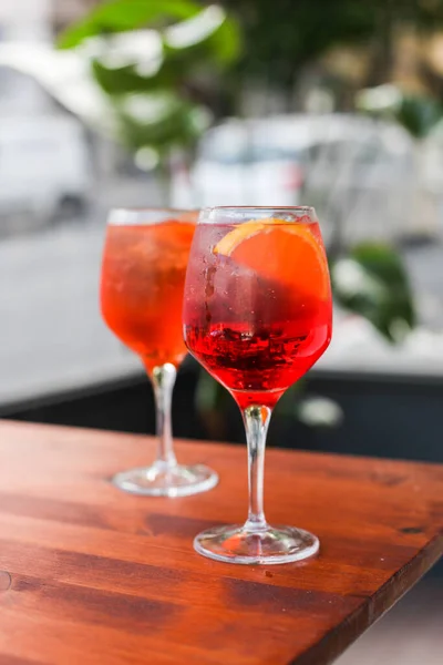 Bir bardak İtalyan aperatifi aperatifi ve bir kafede bir masada Campari.