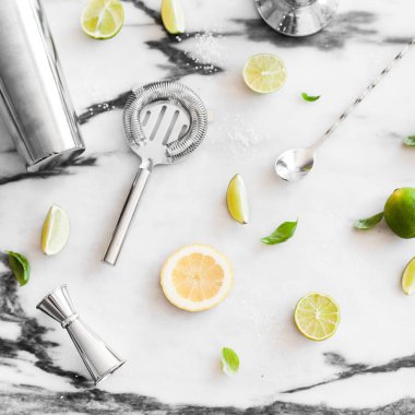 Kokteyl aletleri, kireç, limon, şeker, buz, üst görünüm, mermer arka plan malzemeleri. 