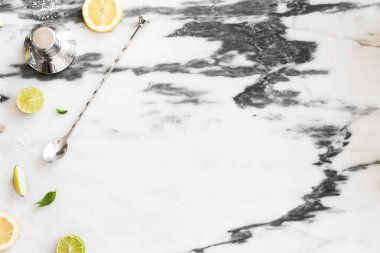 Kokteyl araçları, kireç, limon, şeker, buz, üst görünüm, mermer arka plan, metin için kullanılacak alan
