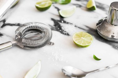 Kokteyl aletleri, kireç, limon, şeker, buz, üst görünüm, mermer arka plan malzemeleri. 