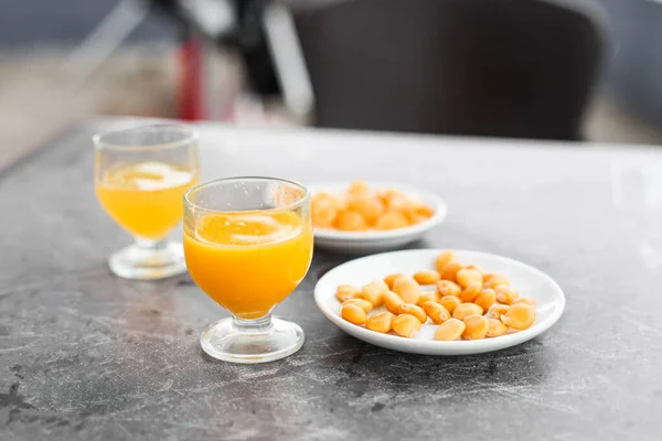 Madeira Poncha 'dan geleneksel portakal suyu. Açık bir barda Lupines 