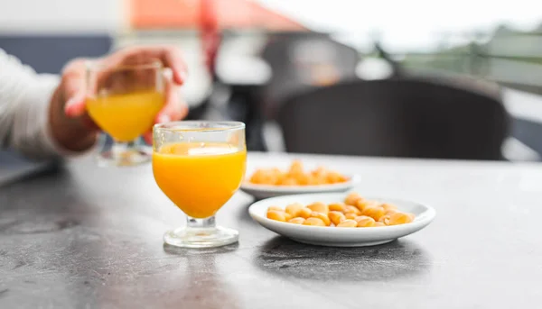 Madeira Poncha 'dan geleneksel portakal suyu. Açık bir barda Lupines 