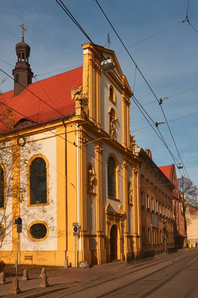 Eski bina ve parça ile sokak