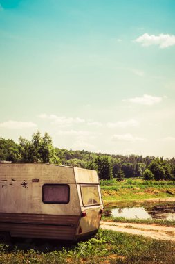 yol kenarında duran eski karavan