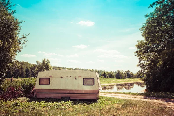 terk edilmiş karavan yol kenarında duran
