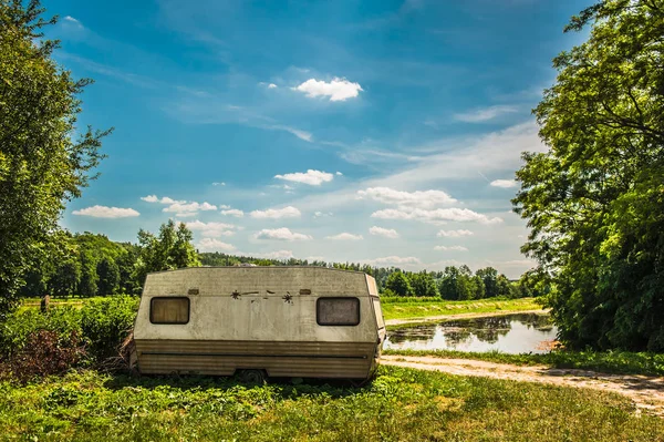yol kenarında duran kullanılmayan karavan