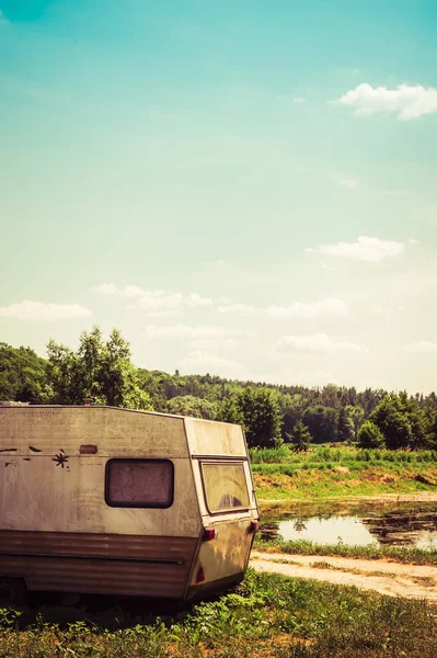 yol kenarında duran eski karavan