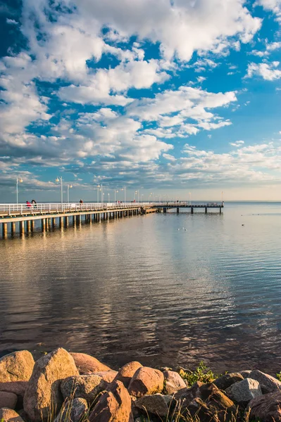 İskele ön planda taşlarla gün batımında