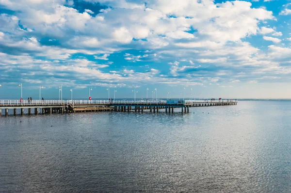 Pier Deniz Gökyüzü Arasında — Stok fotoğraf