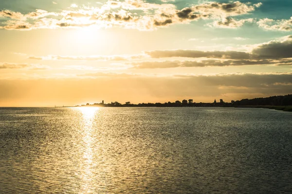 Baltık Denizi üzerinde altın günbatımı