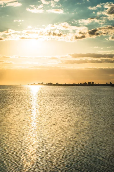 Baltık Denizi üzerinde altın günbatımı