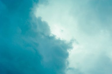 üst üste gelen koyu ve açık bulutlar