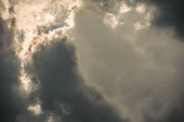 siyah fırtına bulutları güneş ışınları tarafından aydınlatılmış