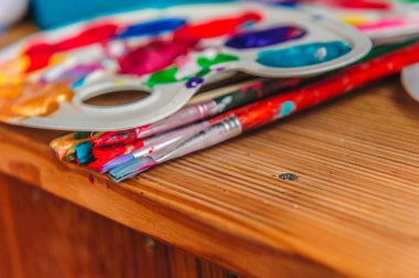 bir tabloda fırçalarla boyamak